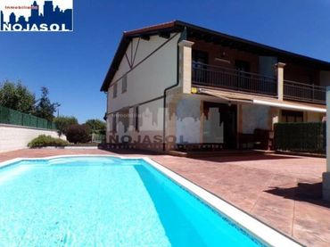 Casa aparellada amb piscina en venda a Calle Pamental