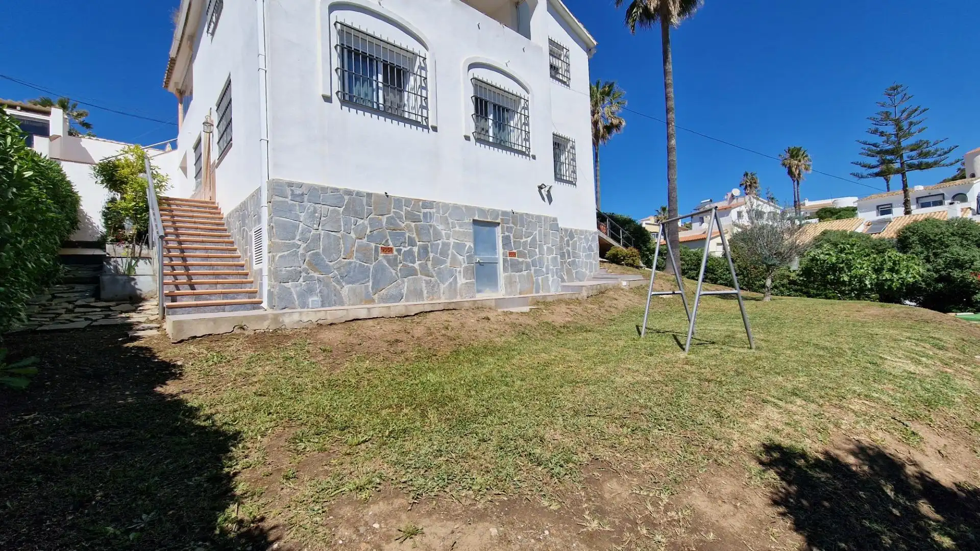 Vista exterior de Casa o xalet en venda en Mijas amb Aire condicionat, Jardí privat i Terrassa