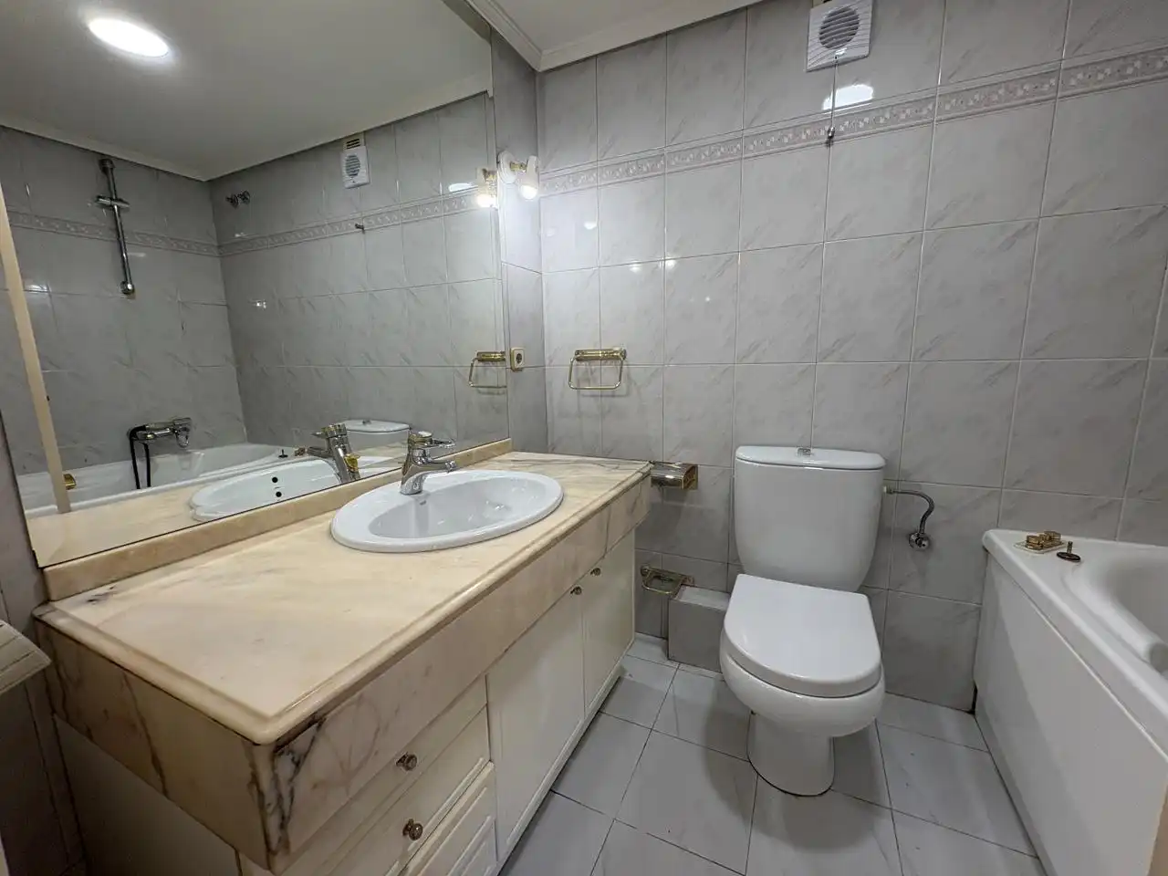 Badezimmer von Maisonette zum Verkauf in Madrid mit Heizung und Parkett