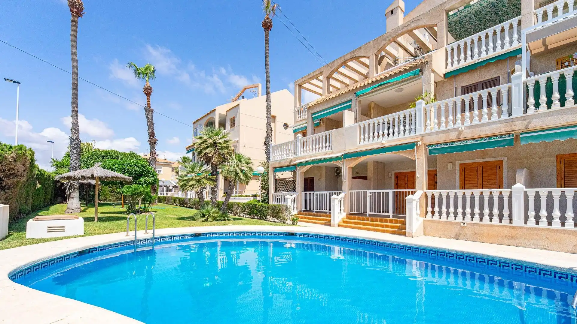 Schwimmbecken von Wohnungen zum Verkauf in Torrevieja mit Terrasse und Gemeinschaftspool