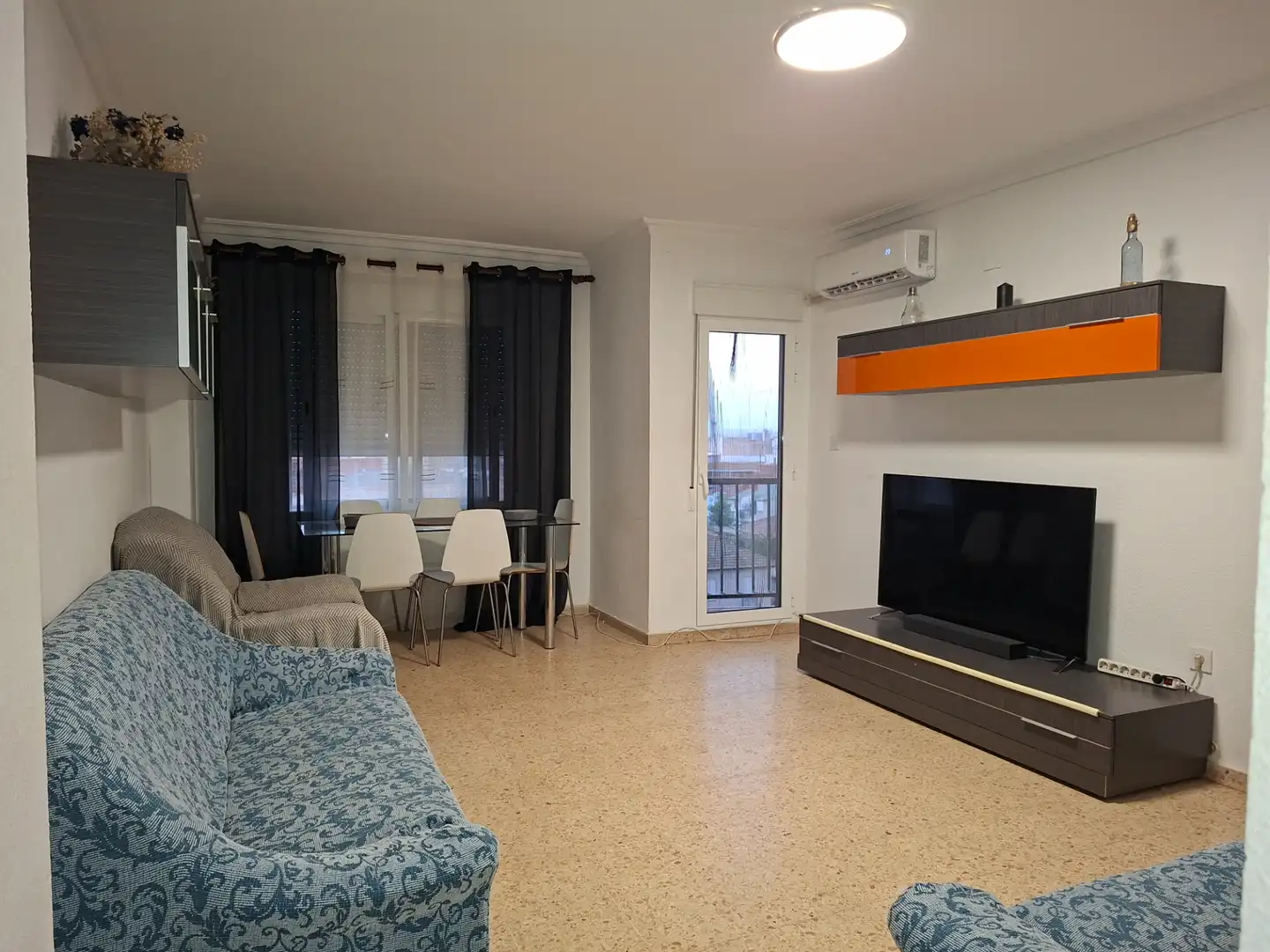 Living room of Flat for rent in Valencia  with Air Conditioner, Furnished and Oven