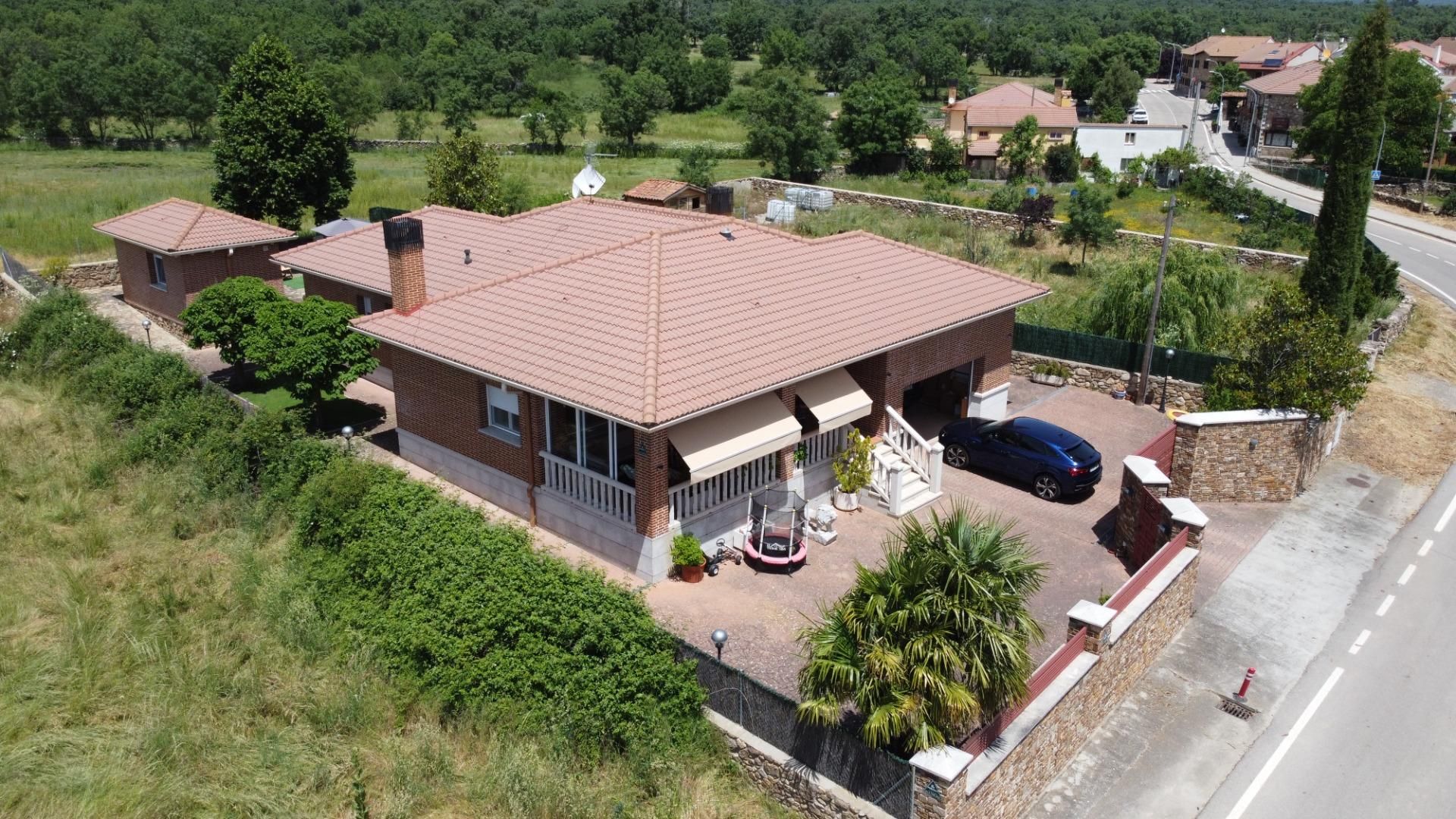 Exterior view of House or chalet for sale in Gargantilla del Lozoya  with Heating, Private garden and Terrace