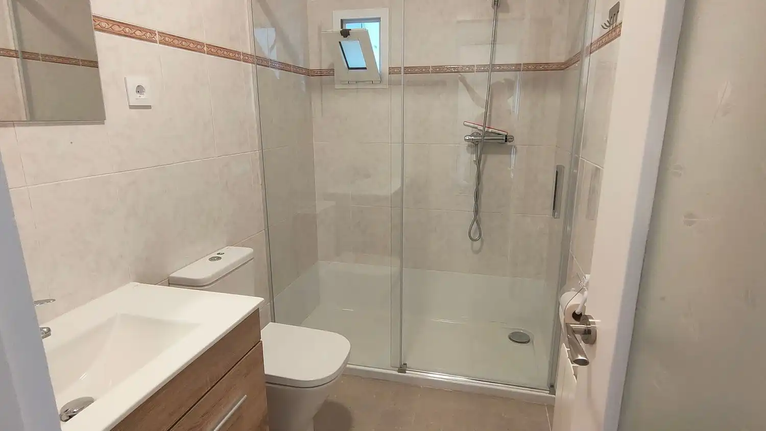 Bany de Casa o xalet de lloguer en Terrassa amb Jardí privat, Terrassa i Moblat