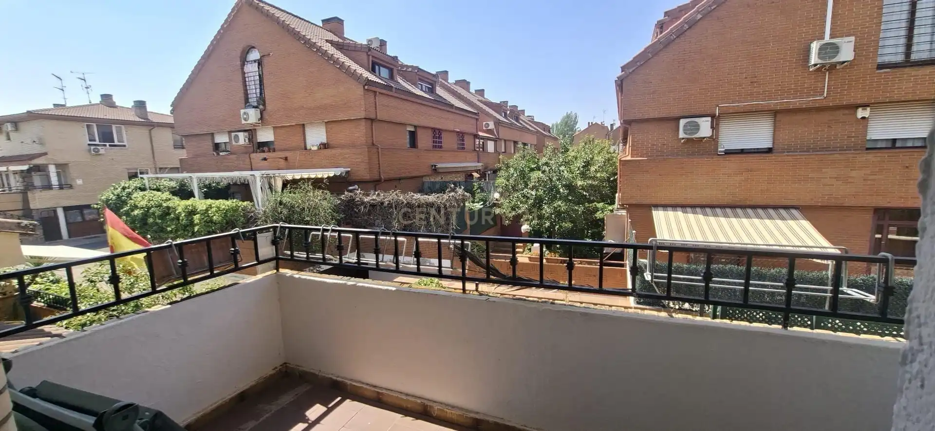 Außenansicht von Einfamilien-Reihenhaus zur Miete in Boadilla del Monte mit Abstellraum, Ofen und Waschmaschine