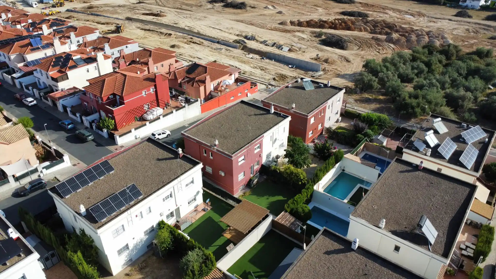 Casa aparellada amb piscina en venda a Colegio Europa