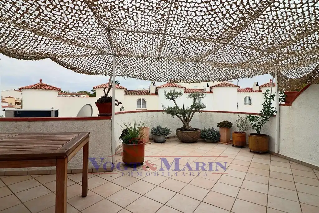 Terrassa de Casa adosada en venda en Empuriabrava amb Aire condicionat, Calefacció i Jardí privat