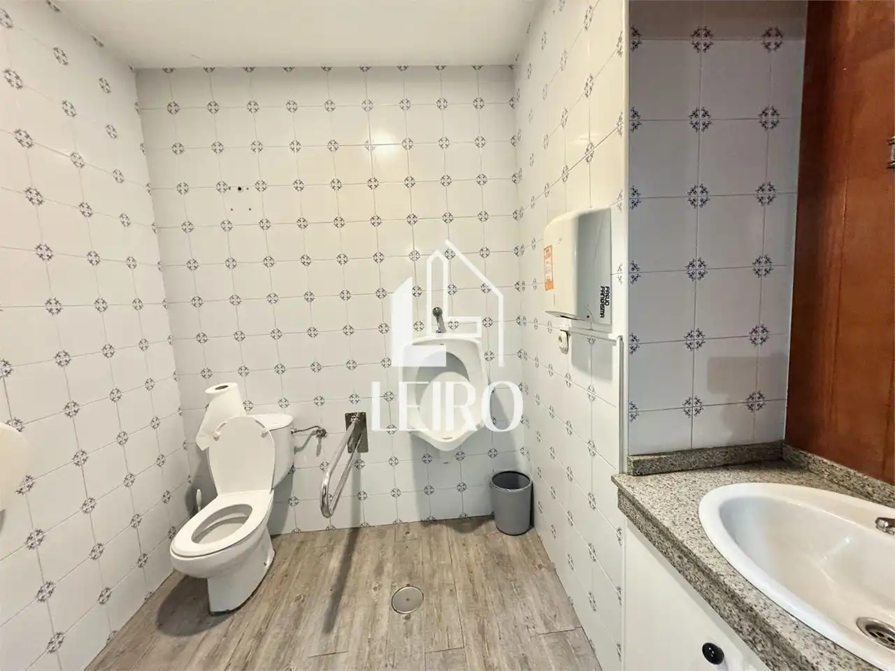 Bathroom of Commercial properties for sale in A Illa de Arousa   with Air Conditioner, Heating and Furnished
