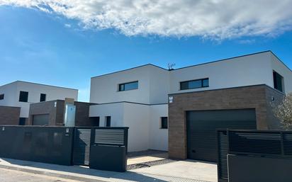 Exterior view of House or chalet for sale in Sant Pere Pescador  with Air Conditioner, Heating and Private garden