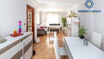 Sala d'estar de Casa adosada en venda en Armilla amb Aire condicionat i Balcó