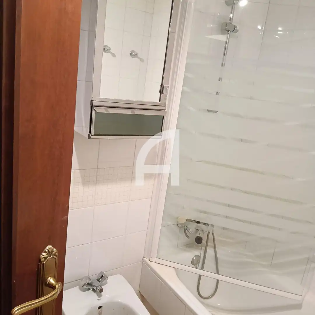 Bathroom of Flat for rent in Madrid  with Air Conditioner, Heating and Terrace