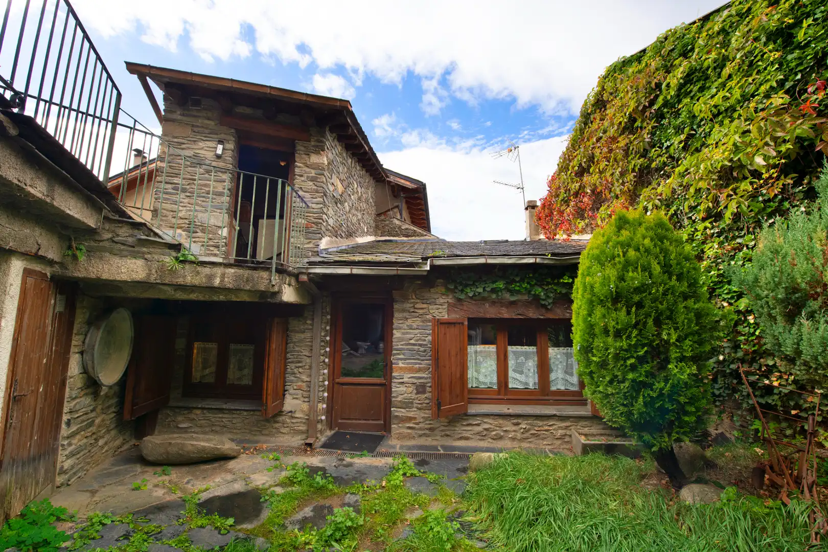 Vista exterior de Finca rústica en venda en Bolvir amb Calefacció, Jardí privat i Parquet
