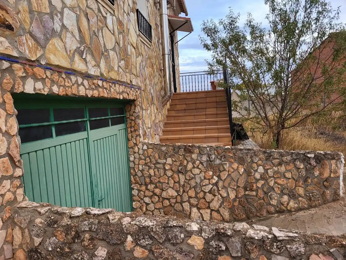Vista exterior de Casa o chalet en venta en Sisante con Calefacción, Jardín privado y Terraza