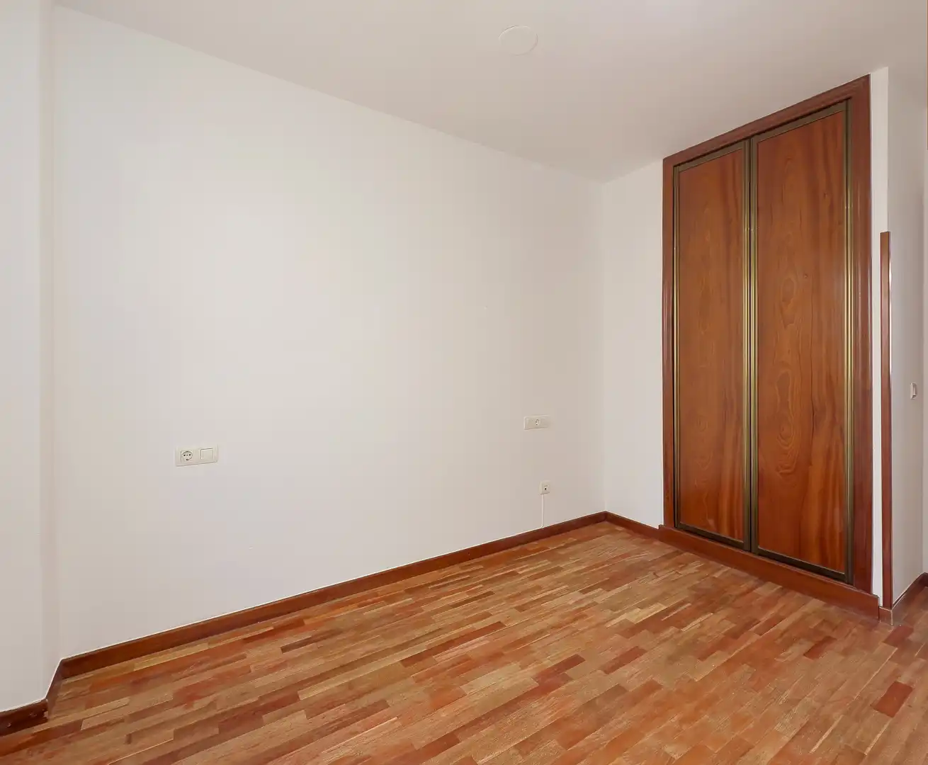 Dormitori de Pis en venda en Gijón  amb Calefacció, Parquet i Traster