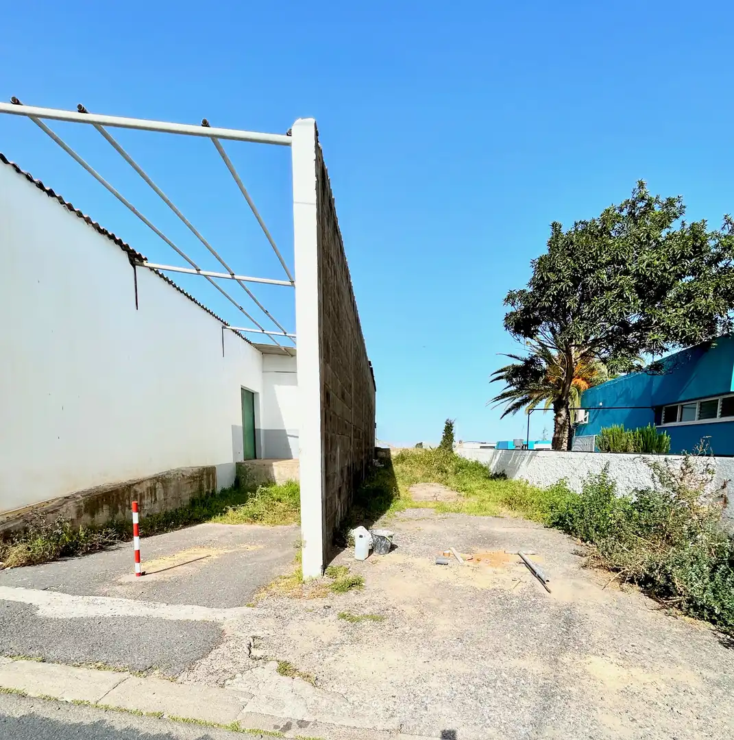 Vista exterior de Nave industrial en venta en Arico
