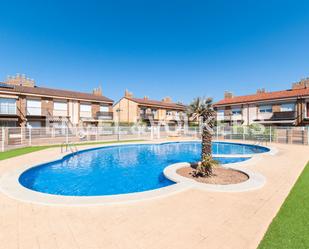 Piscina de Casa adosada en venda en Cambrils amb Aire condicionat, Terrassa i Piscina comunitària