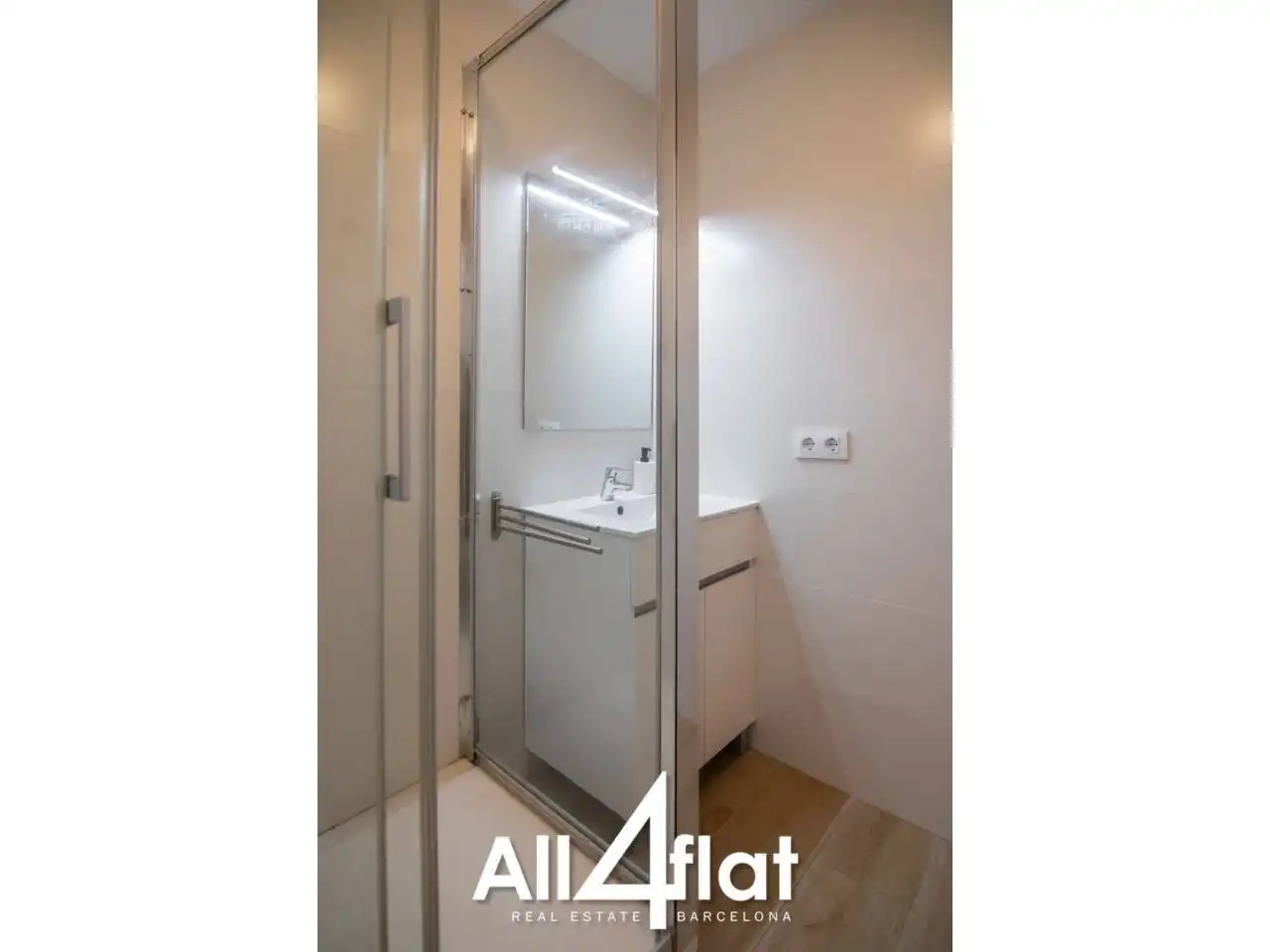 Bathroom of Flat for rent in Barcelona  with Furnished and Alarm