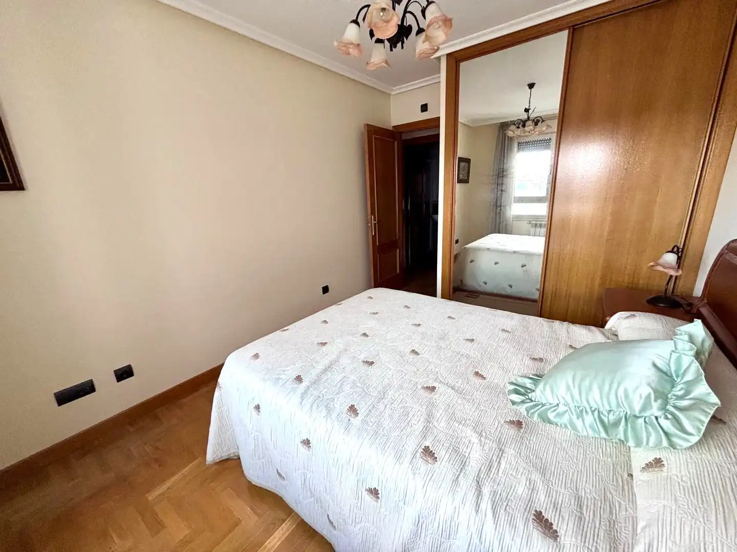 Habitación de Piso en venta en Gijón  con Calefacción, Parquet y Terraza