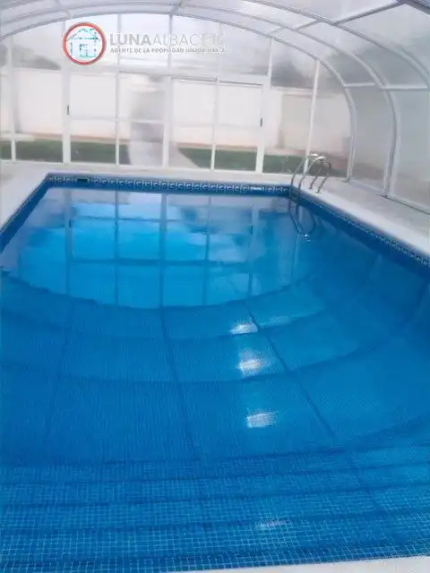 Schwimmbecken von Einfamilien-Reihenhaus zur Miete in Albacete mit Heizung und Terrasse