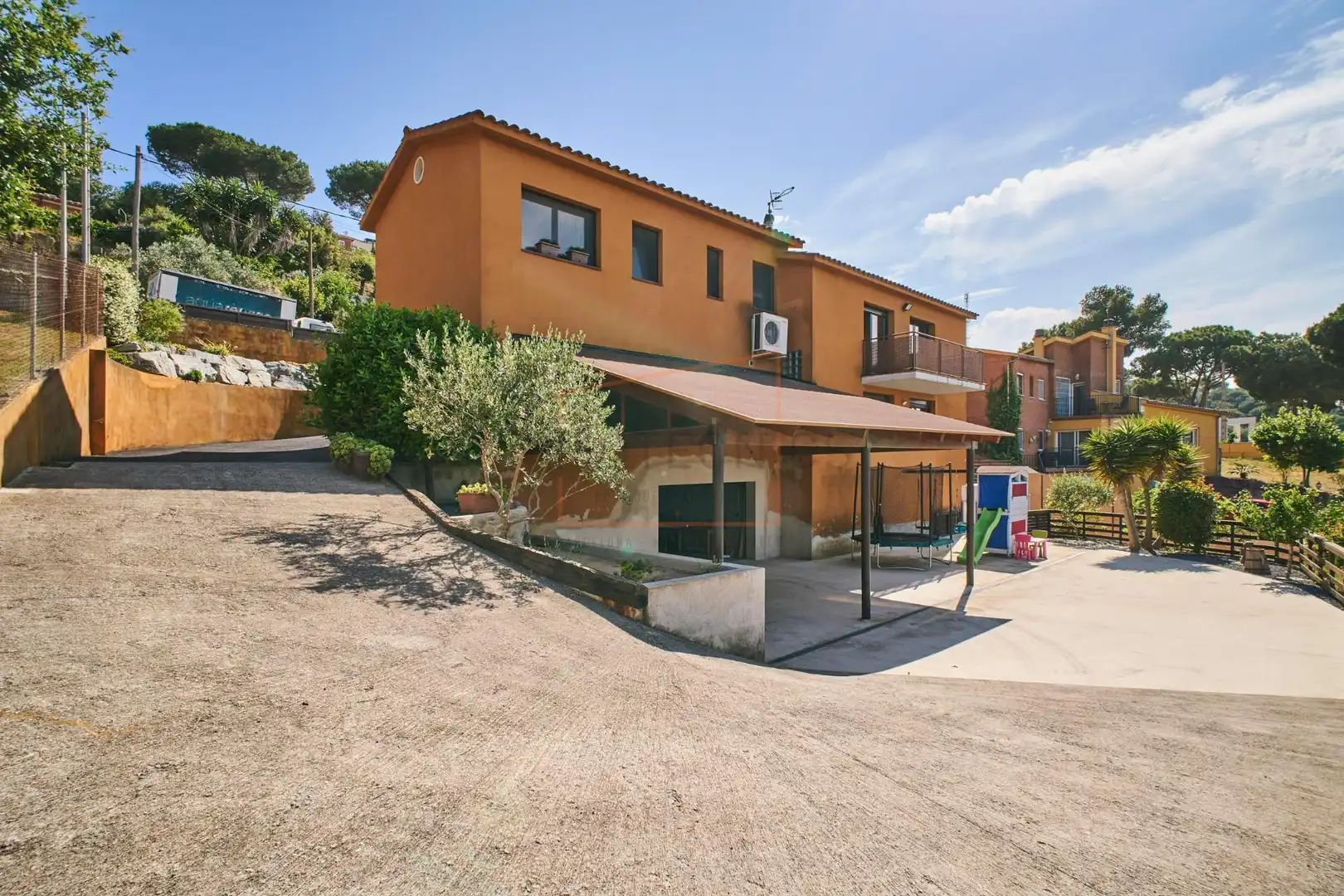 Vista exterior de Casa o xalet en venda en Vilanova del Vallès amb Jardí privat, Terrassa i Piscina