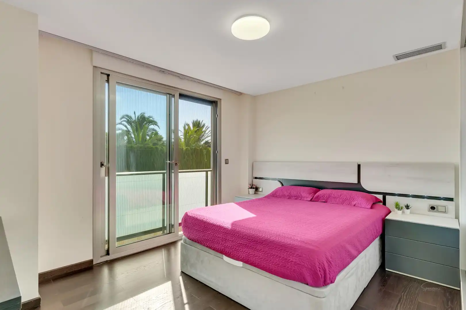 Dormitori de Casa o xalet en venda en Oliva amb Aire condicionat, Jardí privat i Terrassa