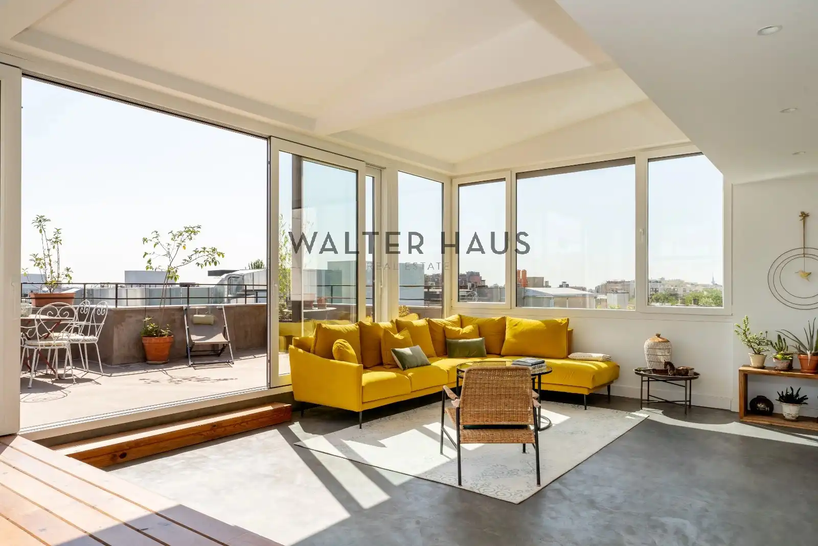 Living room of Flat for sale in Madrid  with Air Conditioner, Heating and Storage room