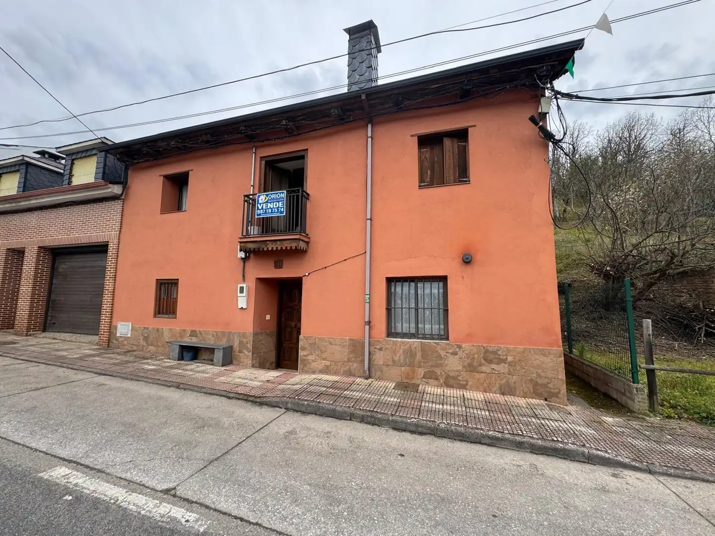 Vista exterior de Finca rústica en venda en Priaranza del Bierzo amb Calefacció i Jardí privat