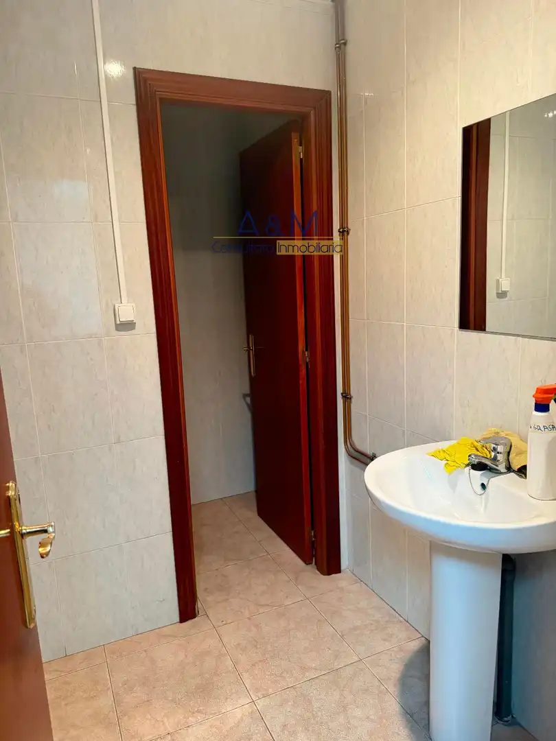 Badezimmer von Fabrikhallen zum Verkauf in Aldeamayor de San Martín mit Heizung