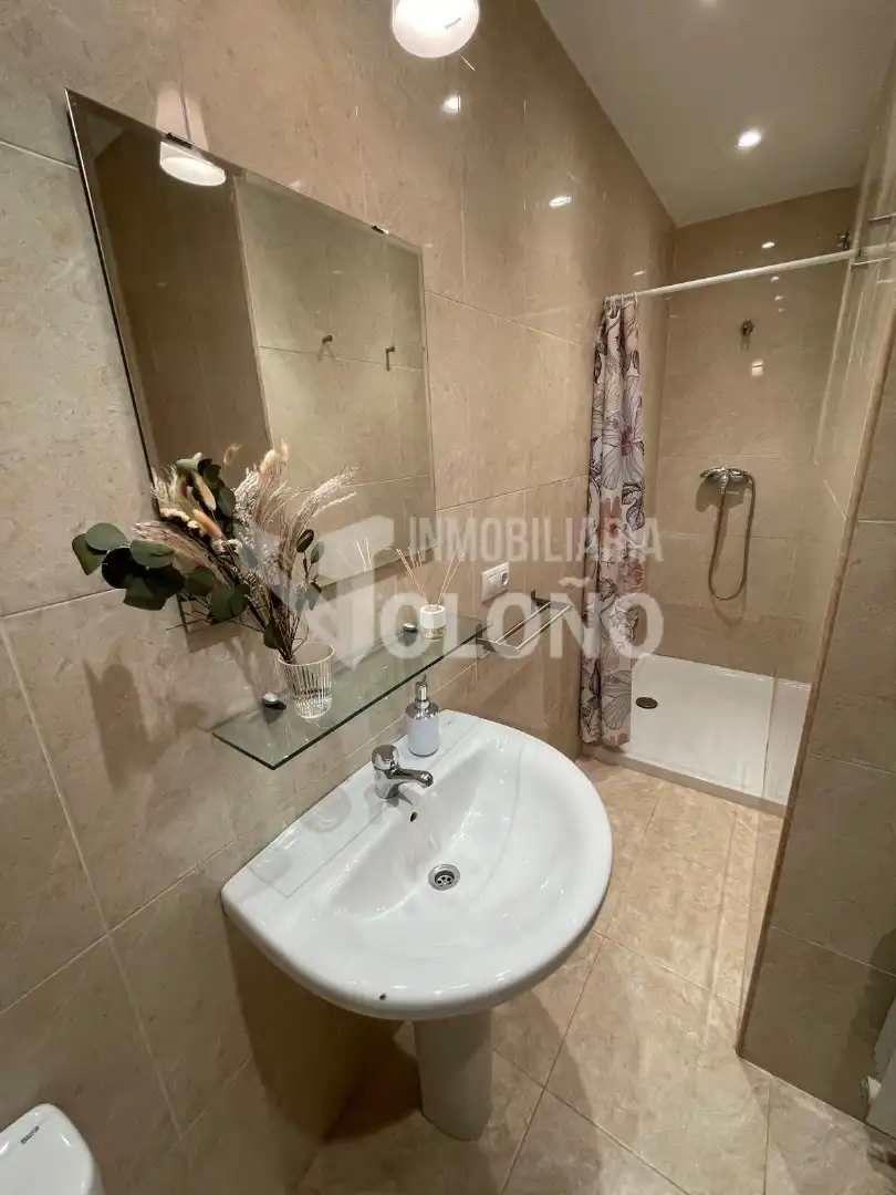 Baño de Apartamento en venta en Castañares de Rioja con Calefacción, Terraza y Trastero