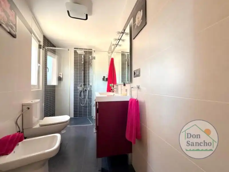 Baño de Casa adosada en venta en Santovenia de Pisuerga con Calefacción y Terraza