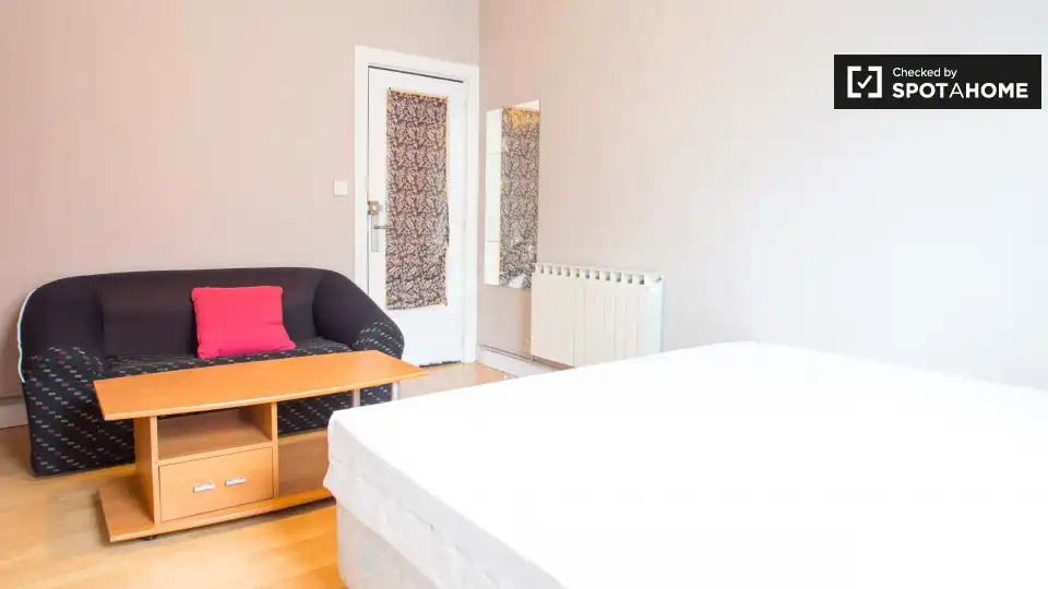 Bedroom of Flat for share in Bilbao   with Air Conditioner, Heating and Terrace