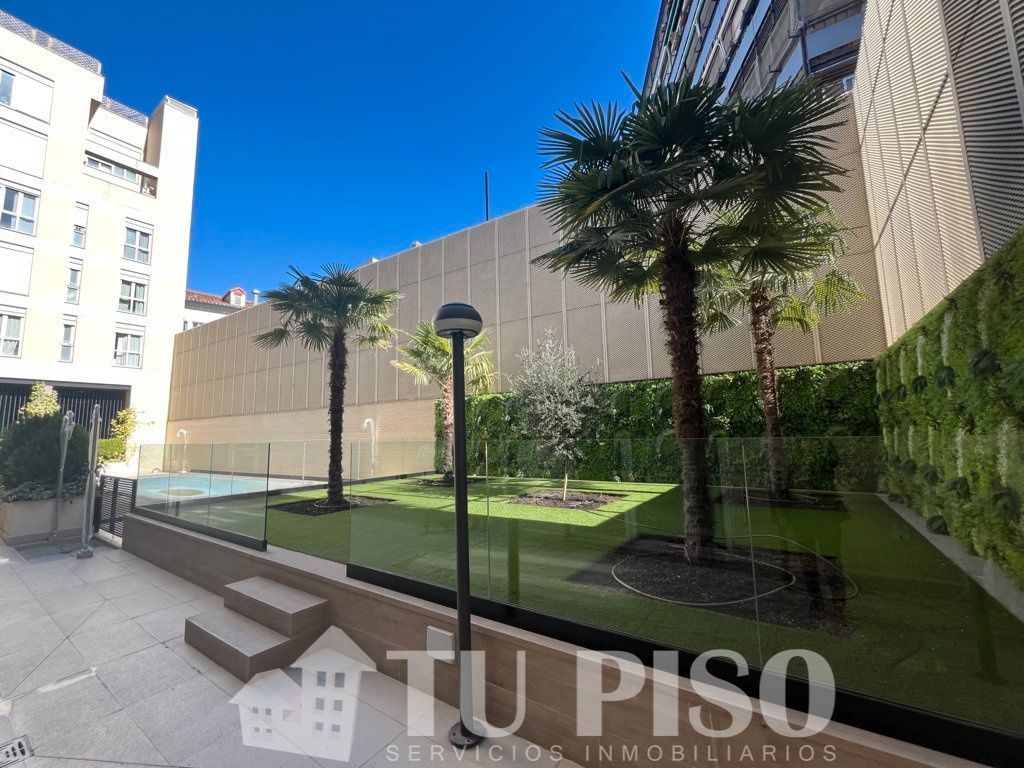 Swimming pool of Apartment for sale in  Madrid Capital  with Air Conditioner, Heating and Storage room