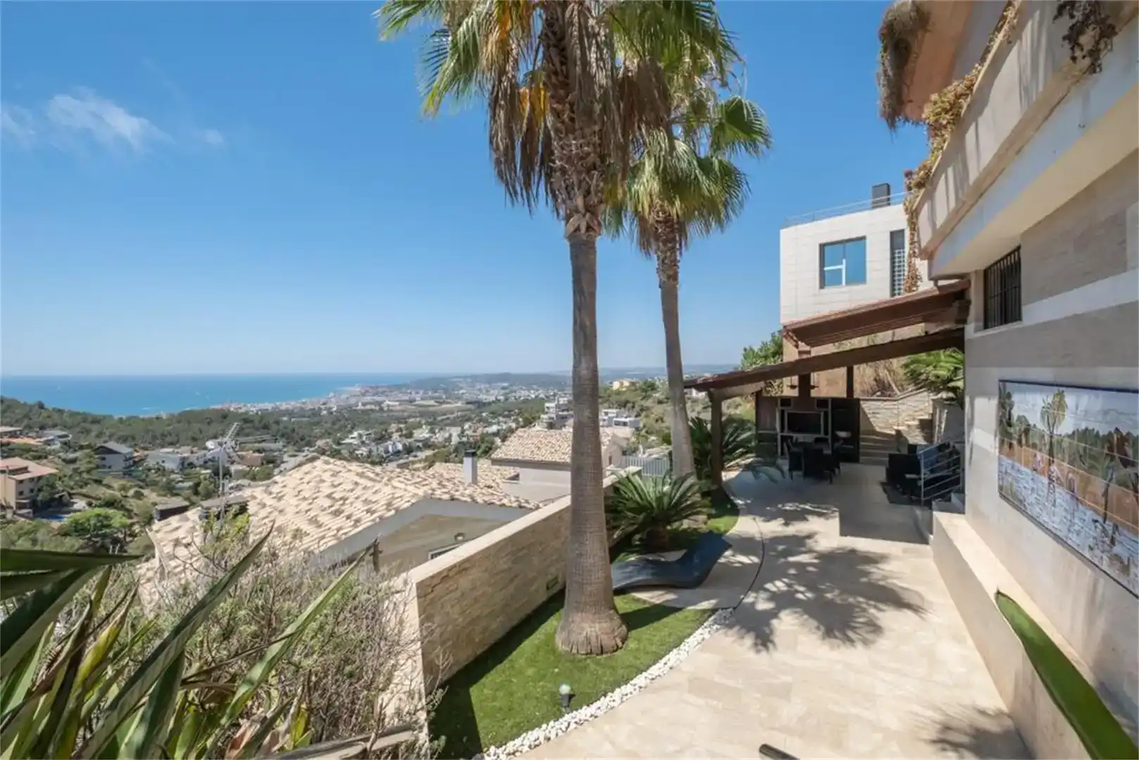 Vista exterior de Casa o xalet en venda en Sitges amb Aire condicionat, Piscina i Balcó