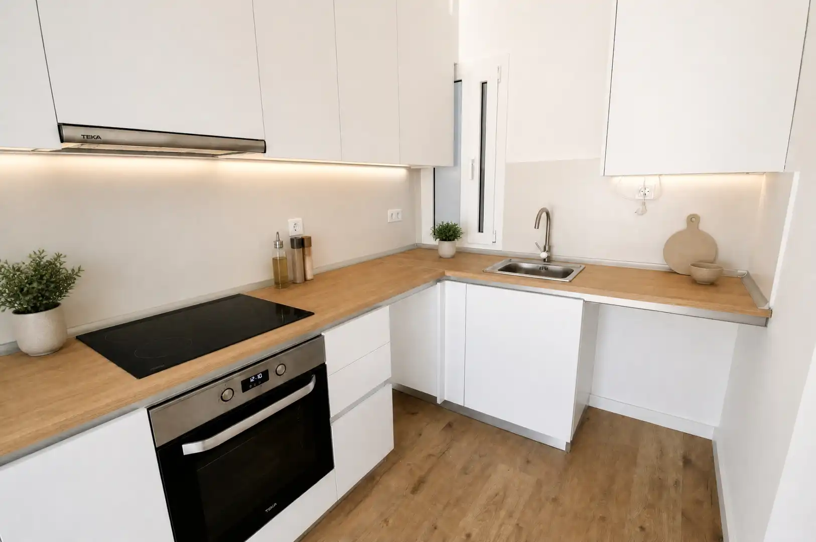 Cocina de Piso en venta en Barcelona con Parquet, Horno y Balcón