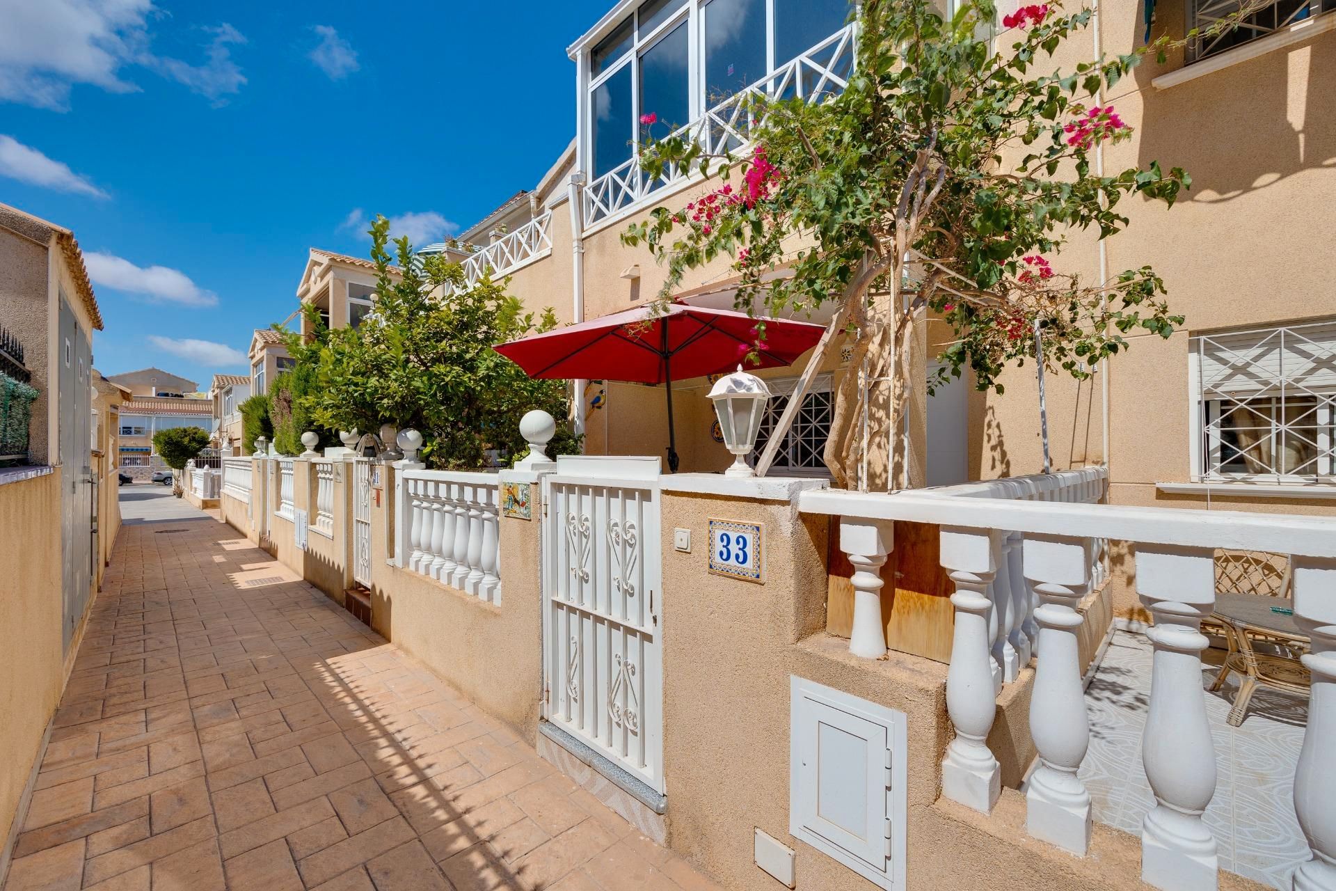 Vista exterior de Casa adosada en venda en Torrevieja amb Aire condicionat, Terrassa i Traster