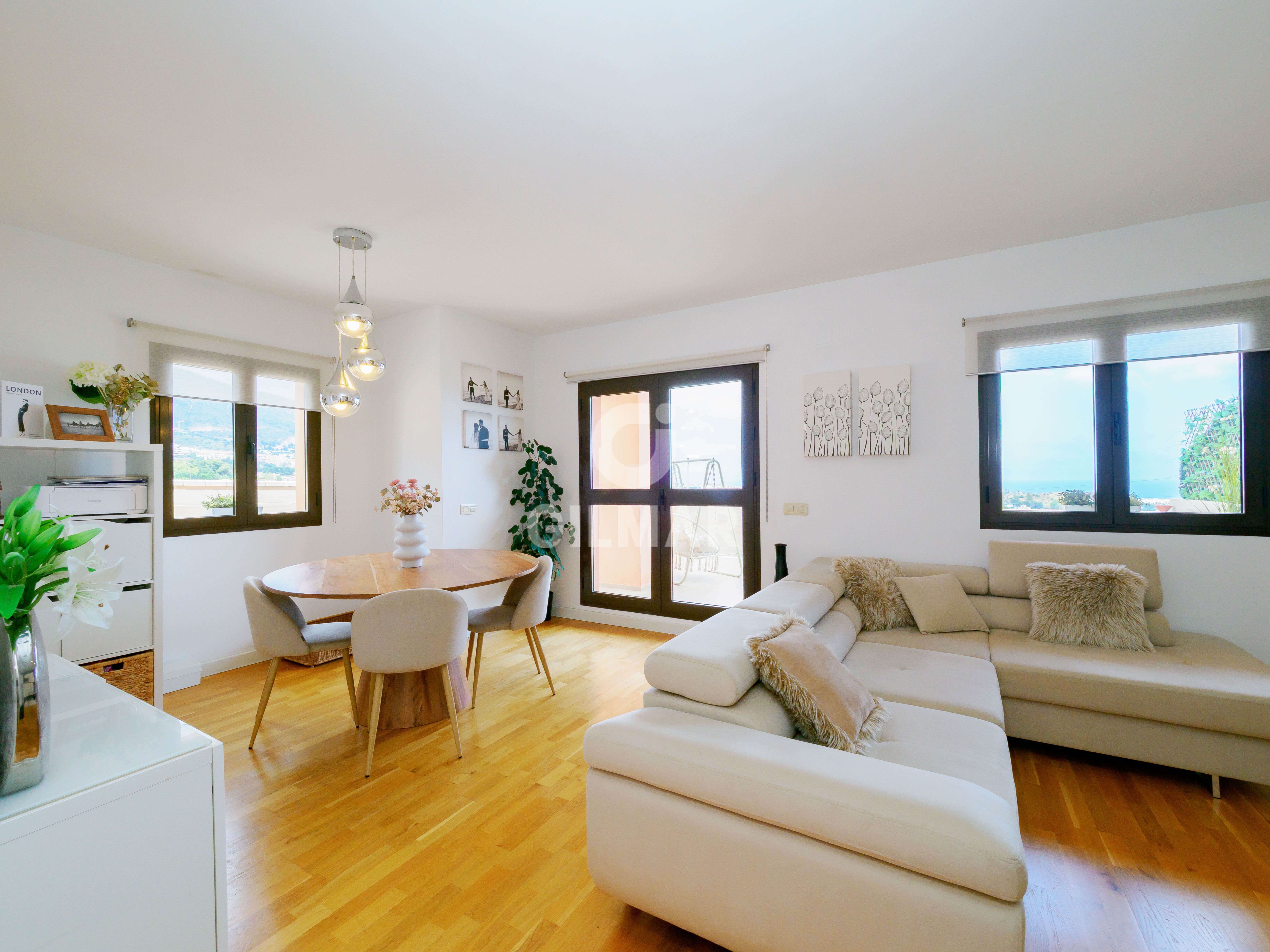 Sala de estar de Casa adosada en venta en Benalmádena con Calefacción, Jardín privado y Piscina