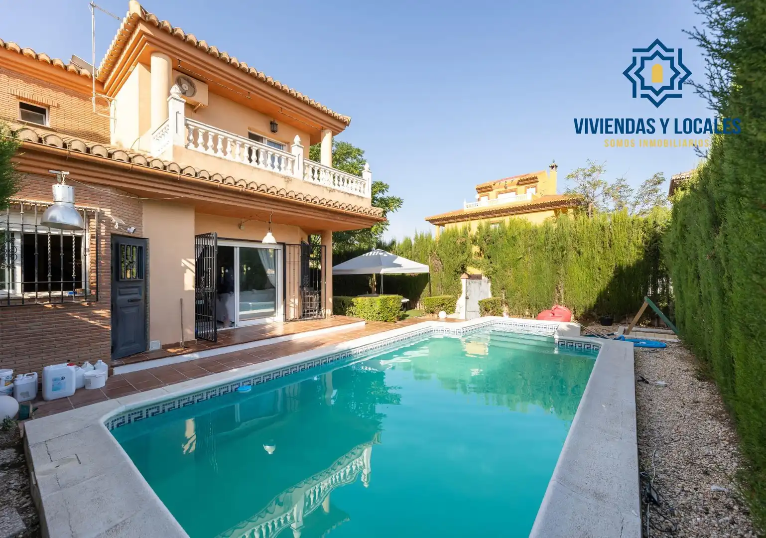 Casa aparellada amb piscina en venda a Belicena