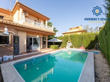 Casa pareada con piscina en venta en Belicena