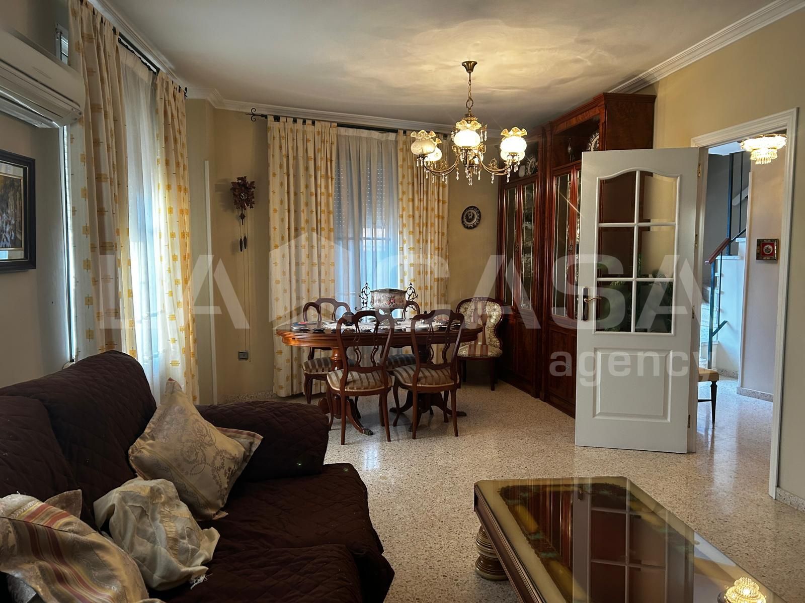 Sala de estar de Casa adosada en venta en Montequinto con Aire acondicionado y Piscina