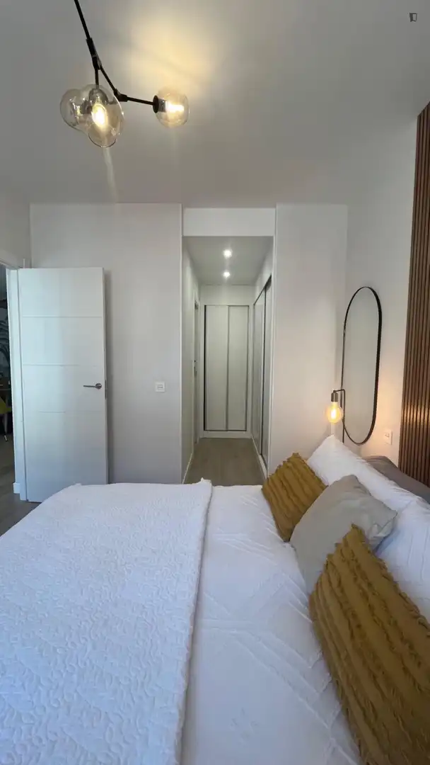 Dormitori de Apartament de lloguer en Madrid amb Aire condicionat, Calefacció i Moblat