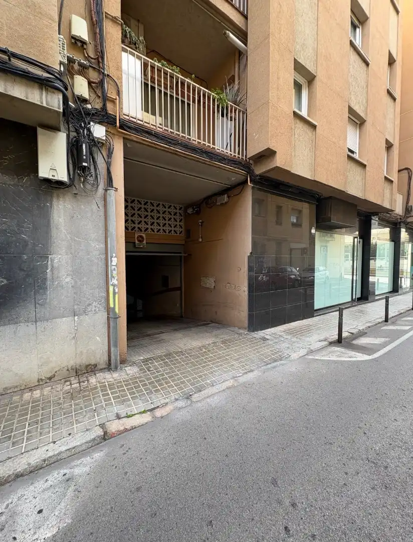 Motorradstellplatz mit Aufzug zur Miete in Carrer de Casanovas i Bosch 57, imagen 2