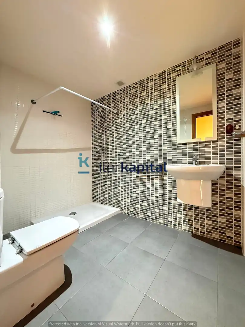 Bathroom of Flat for rent in Rosselló  with Heating