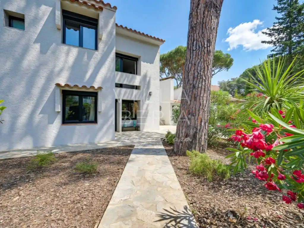 Außenansicht von Haus oder Chalet zum Verkauf in Santa Cristina d'Aro mit Klimaanlage, Heizung und Privatgarten