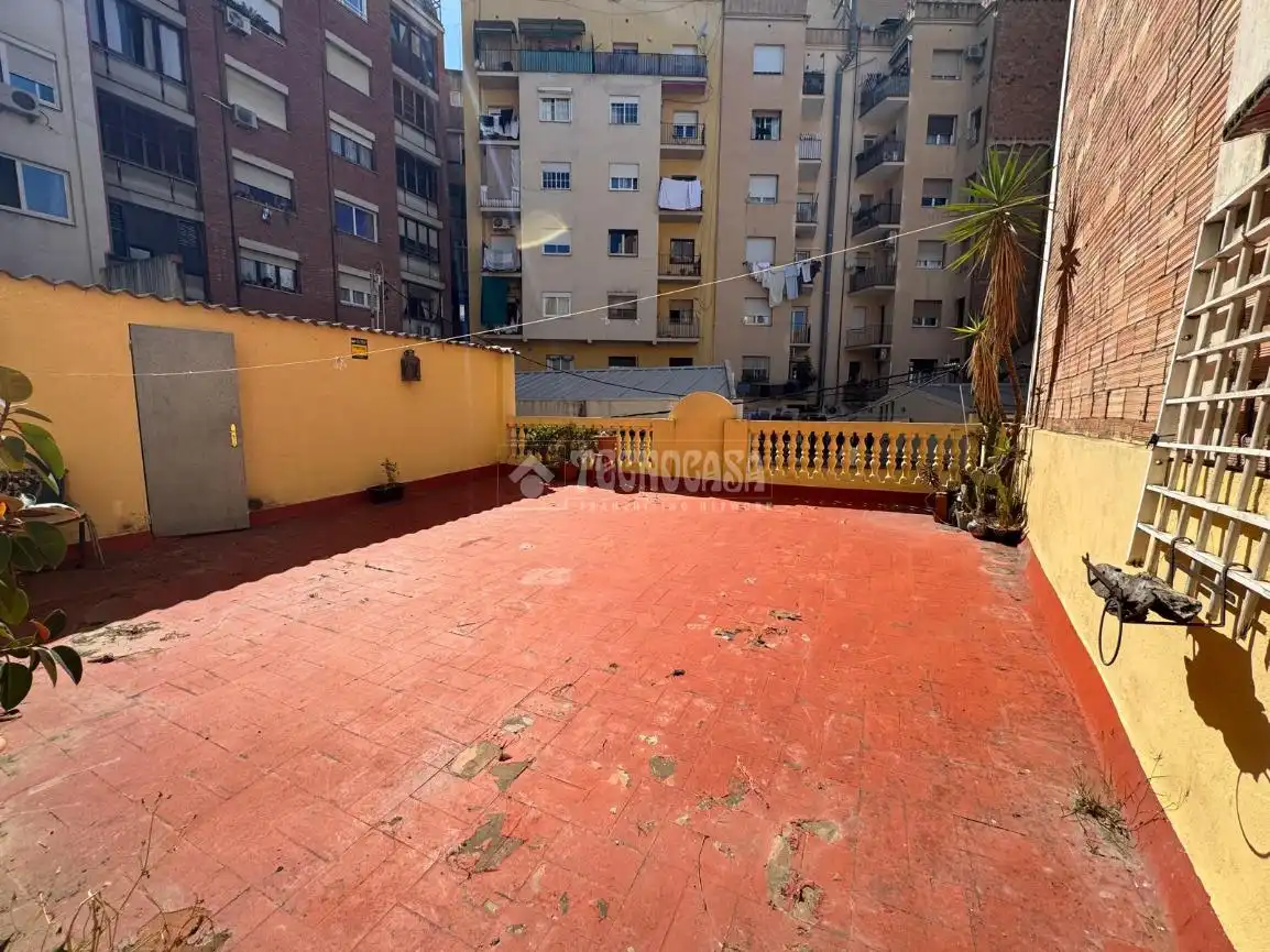 Terrasse von Einfamilien-Reihenhaus zum Verkauf in Barcelona mit Klimaanlage und Terrasse