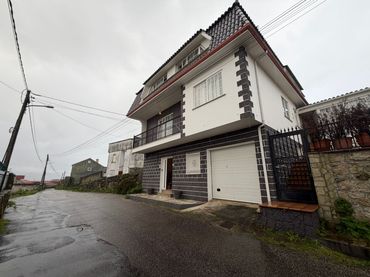 Casa amb balcó en venda a Rúa Viñas