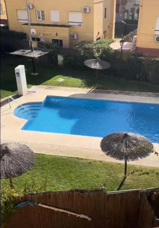 Piscina de Casa adosada de lloguer en El Puerto de Santa María amb Aire condicionat, Jardí privat i Traster