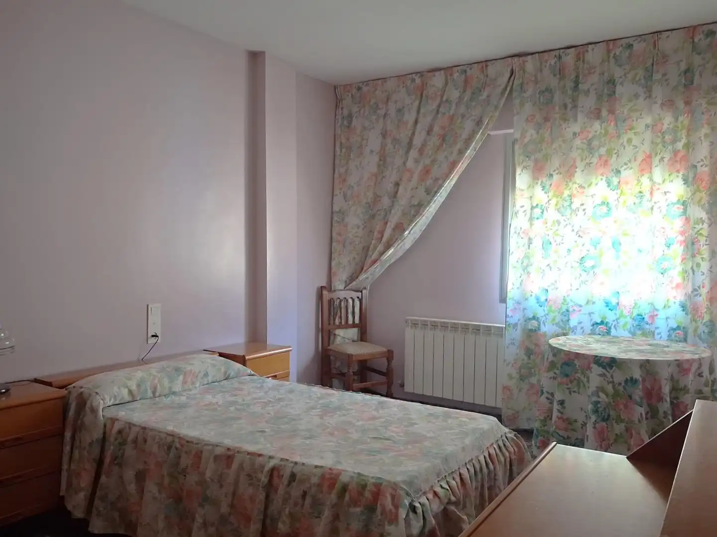 Habitación de Casa adosada en venta en Requena, Valencia