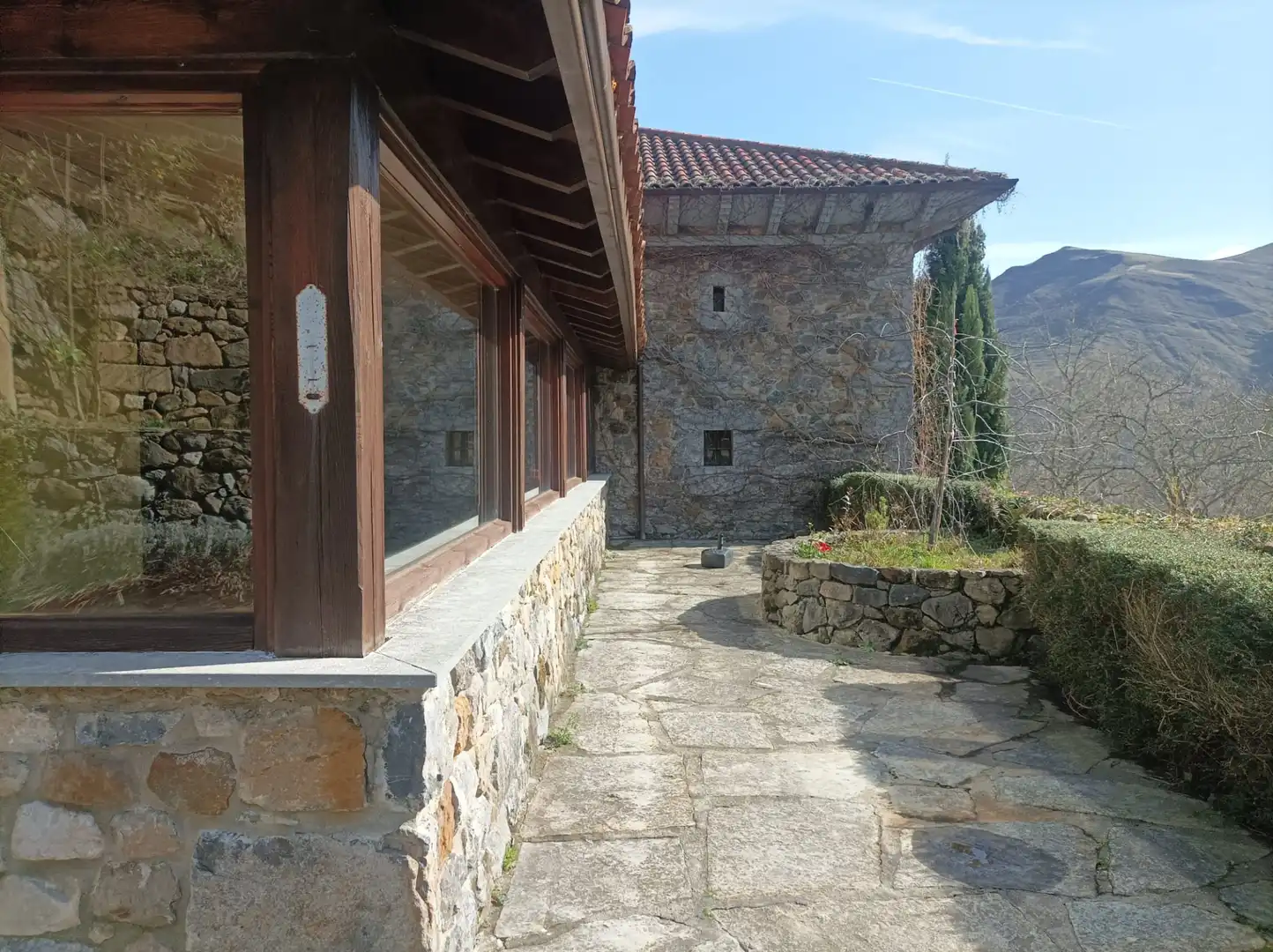 Vista exterior de Edificio en venta en Soba