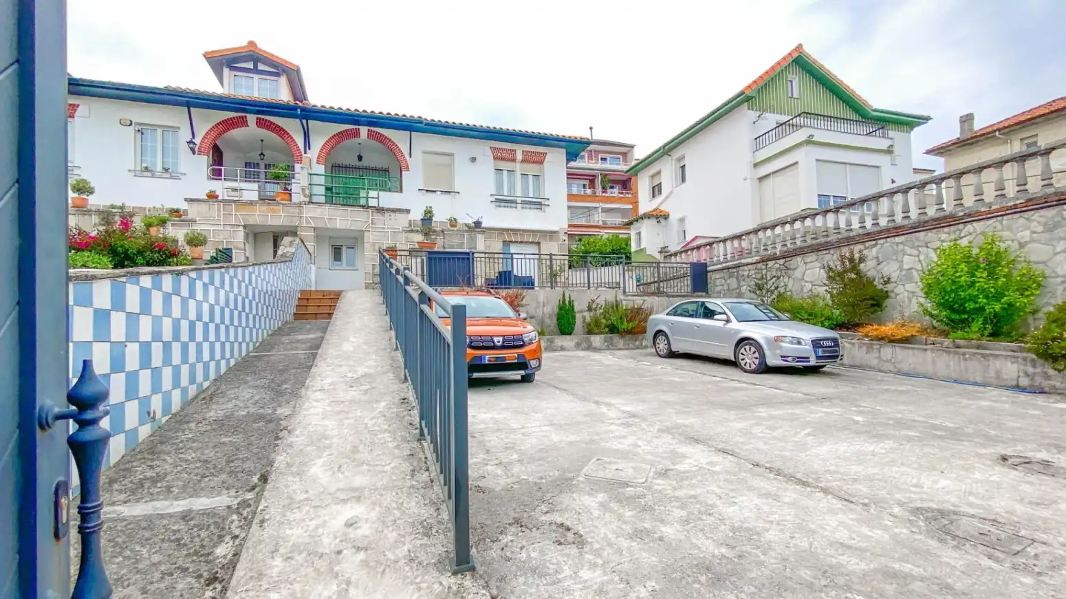 Vista exterior de Casa adosada en venda en Santander amb Calefacció, Parquet i Terrassa