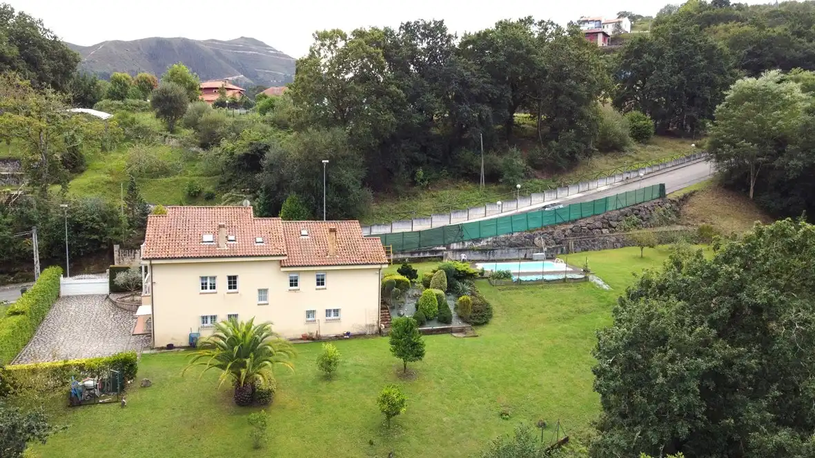 Piscina de Casa o chalet en venta en Parres con Piscina y Amueblado
