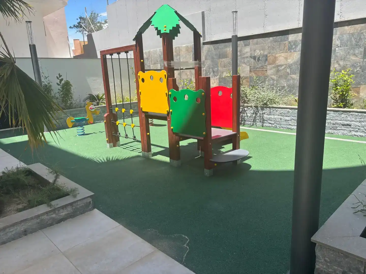 Terrasse von Wohnung zur Miete in  Granada Capital mit Schwimmbad und Balkon